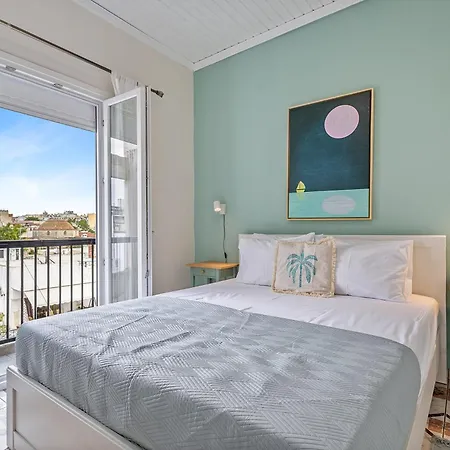 Old Bridge Waterfront View Apartment, Chalkís
