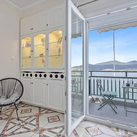 Old Bridge Waterfront View Apartment, Chalkís