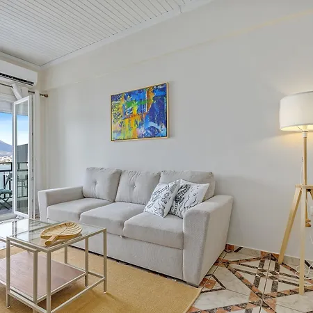 Old Bridge Waterfront View Apartment, Chalkís