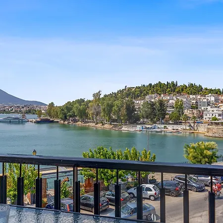 Old Bridge Waterfront View Apartment, Chalkís