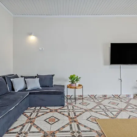 Old Bridge Waterfront View Apartment, Chalkís