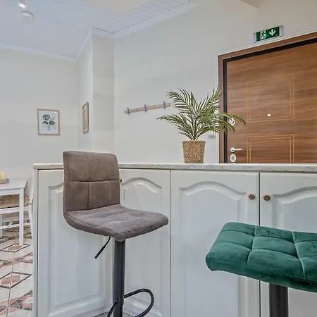Old Bridge Waterfront View Apartment, Chalkís