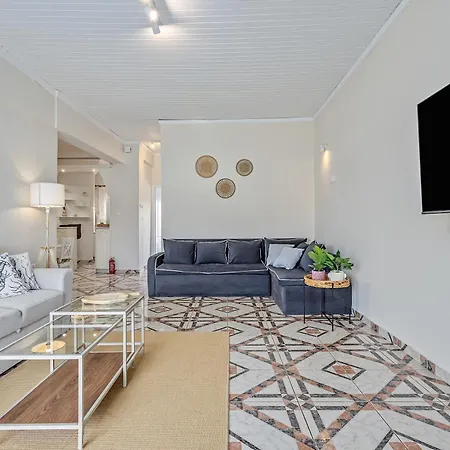 Old Bridge Waterfront View Apartment, Chalkís