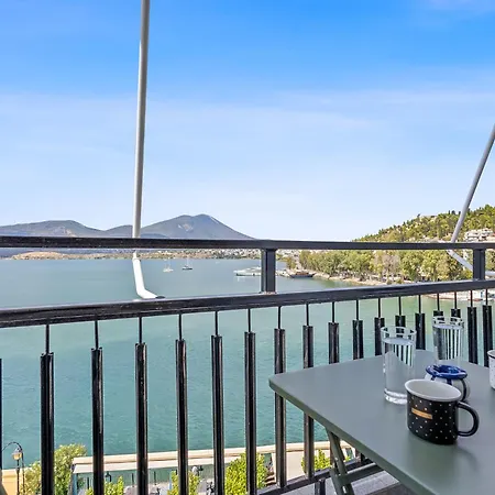 Old Bridge Waterfront View Apartment, Apartment Chalkís